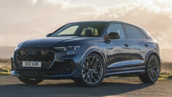 Искате ли и малко SUV в допълнение към решетката, пита TG. Действително тук тенденцията към зейнала паст вместо нормална предница достига своя връх. По-големият проблем с RS Q8 е, че съществува и негова алтернатива, която е по-евтина, по-бърза, по-лека и по-красива: RS6 Avant. Разбира се, това съображение е валидно само за купувачи с вкус и здрав разум. Така че RS Q8 няма никакви затруднения с продажбите. 